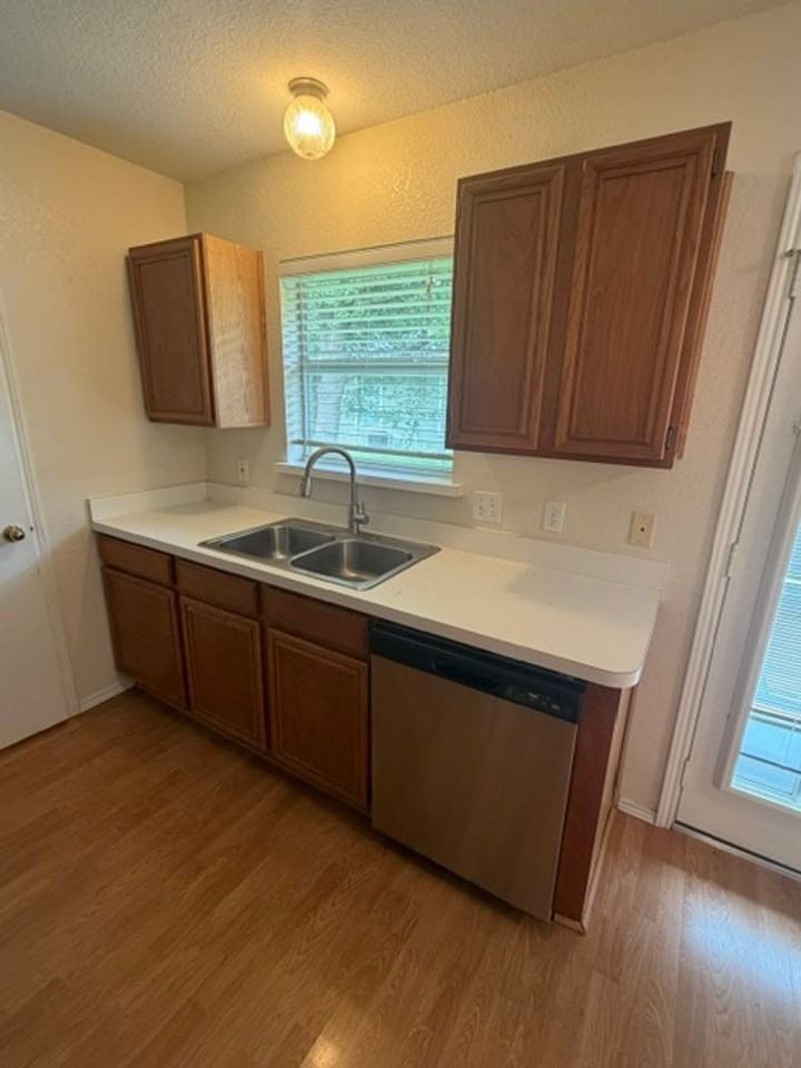 907 Hodge St - Photo 4 of 11