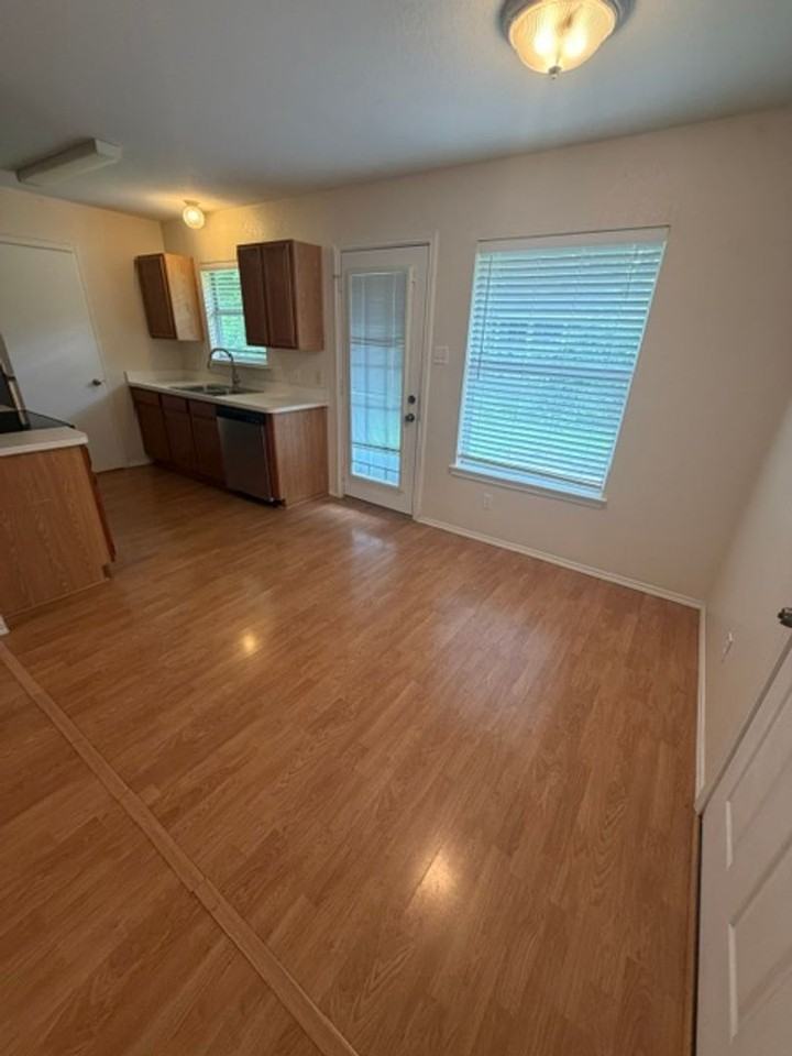 907 Hodge St - Photo 5 of 11