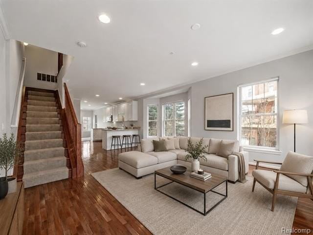 502 Graten St - Photo 2 of 24