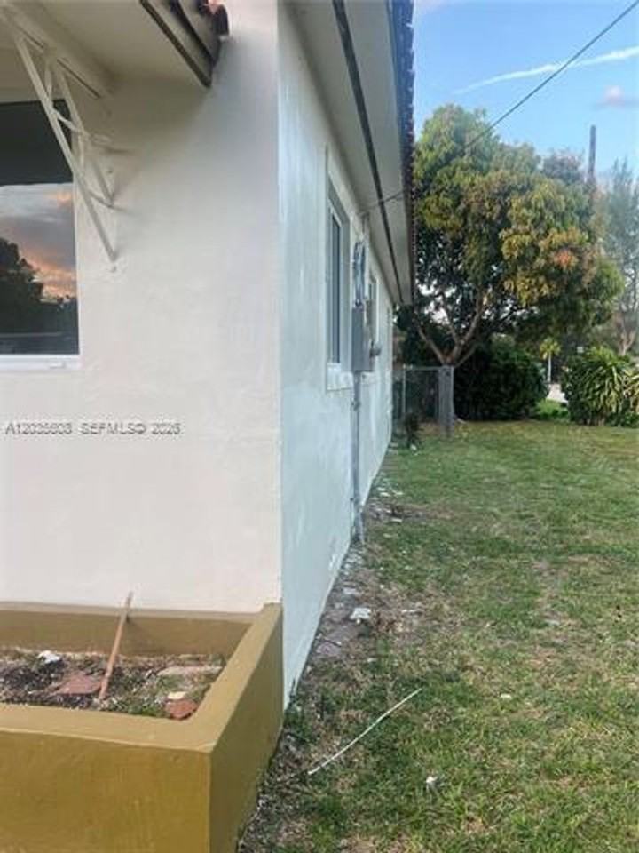 395 Ne 112th St - Photo 2 of 5