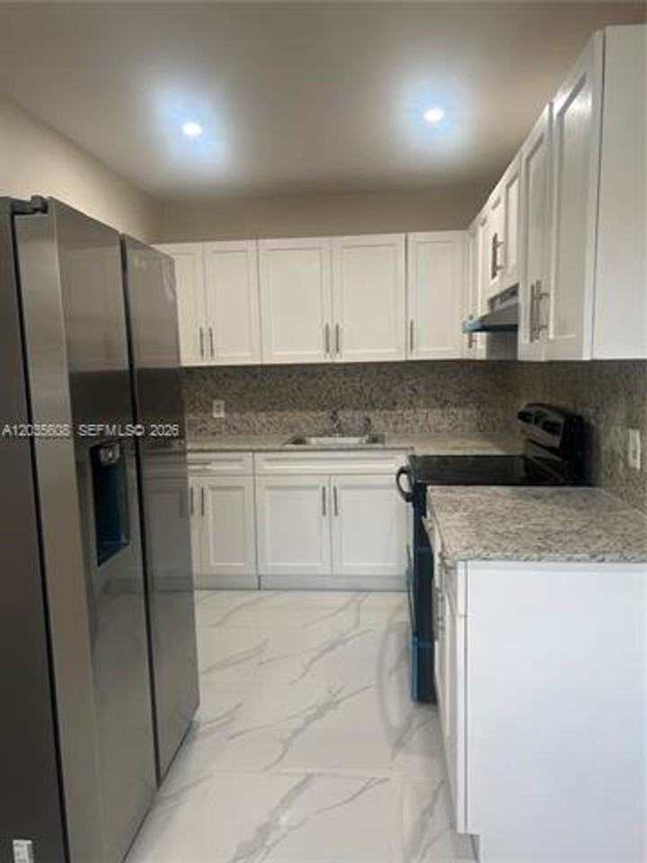 395 Ne 112th St - Photo 3 of 5