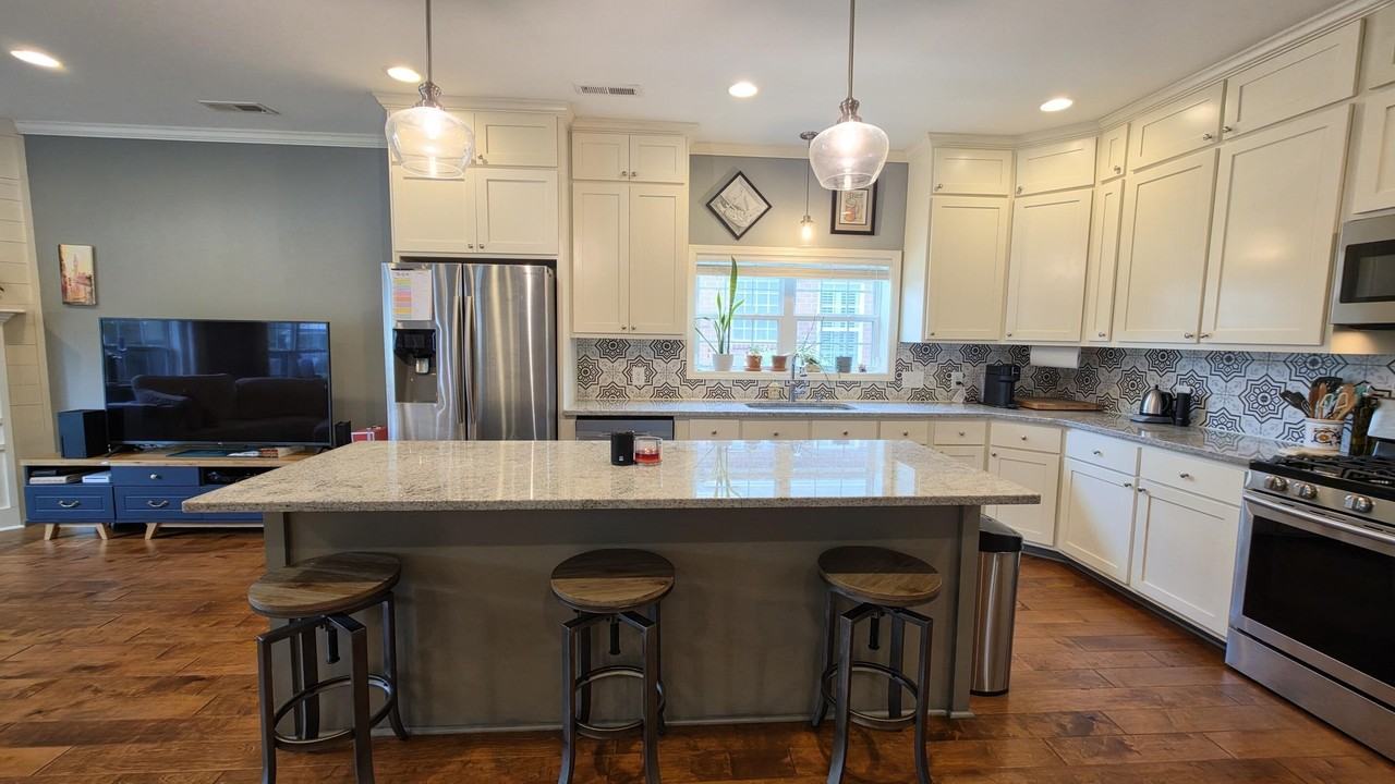 3120 Mayflower Ln - Photo 5 of 38