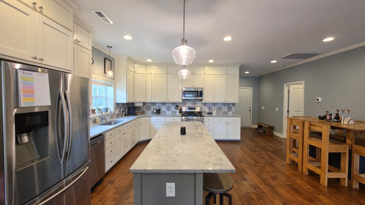 3120 Mayflower Ln - Photo 6 of 38