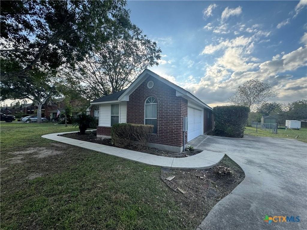 521 Woodlake Dr - Photo 3 of 34
