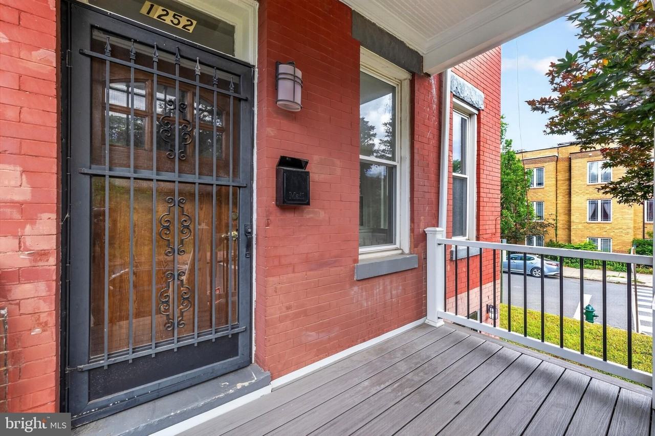 1252 E St Ne #A - Photo 3 of 28