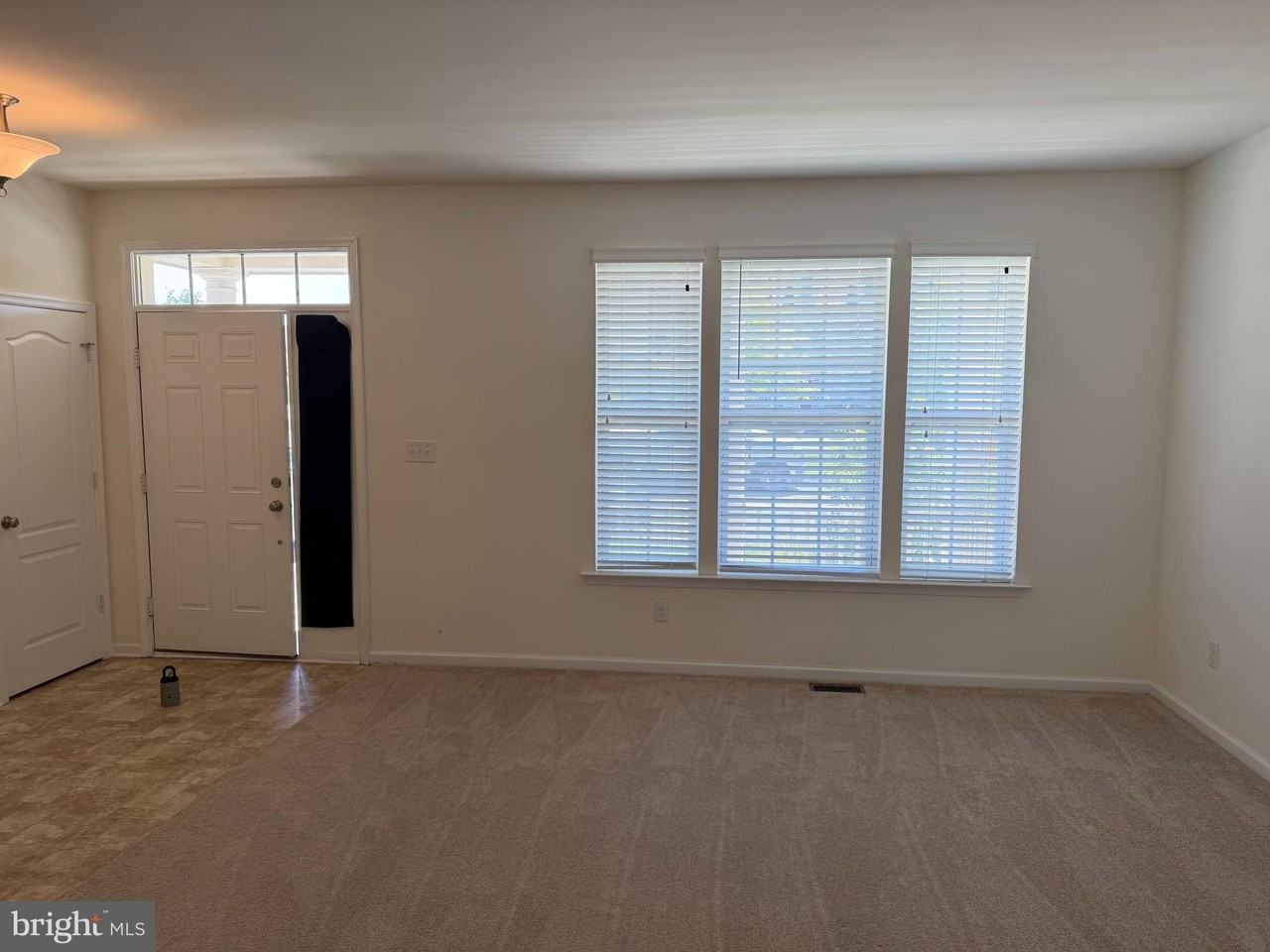280 N Bayberry Pkwy - Photo 2 of 17