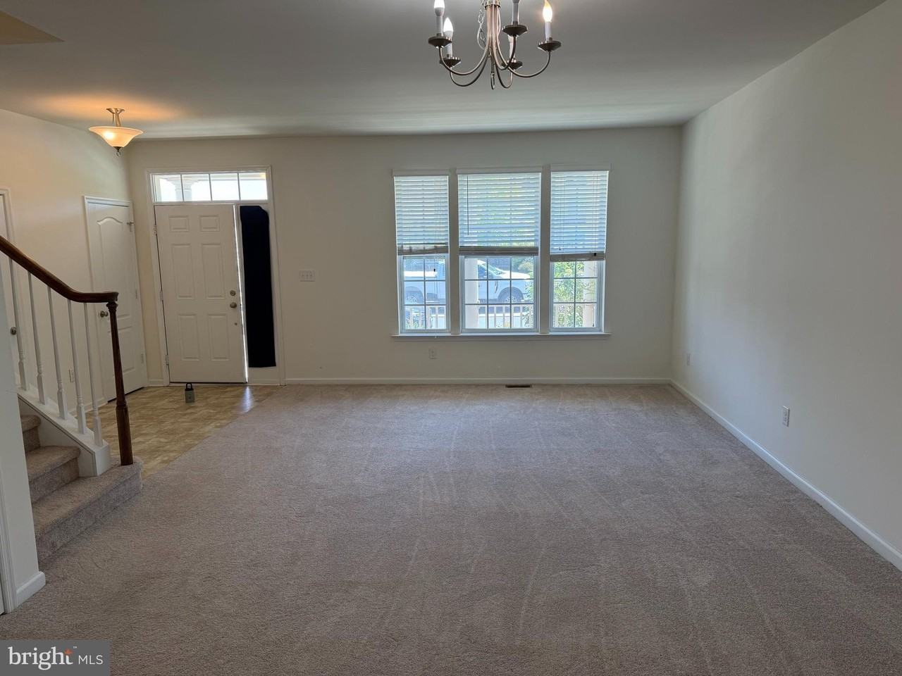 280 N Bayberry Pkwy - Photo 3 of 17