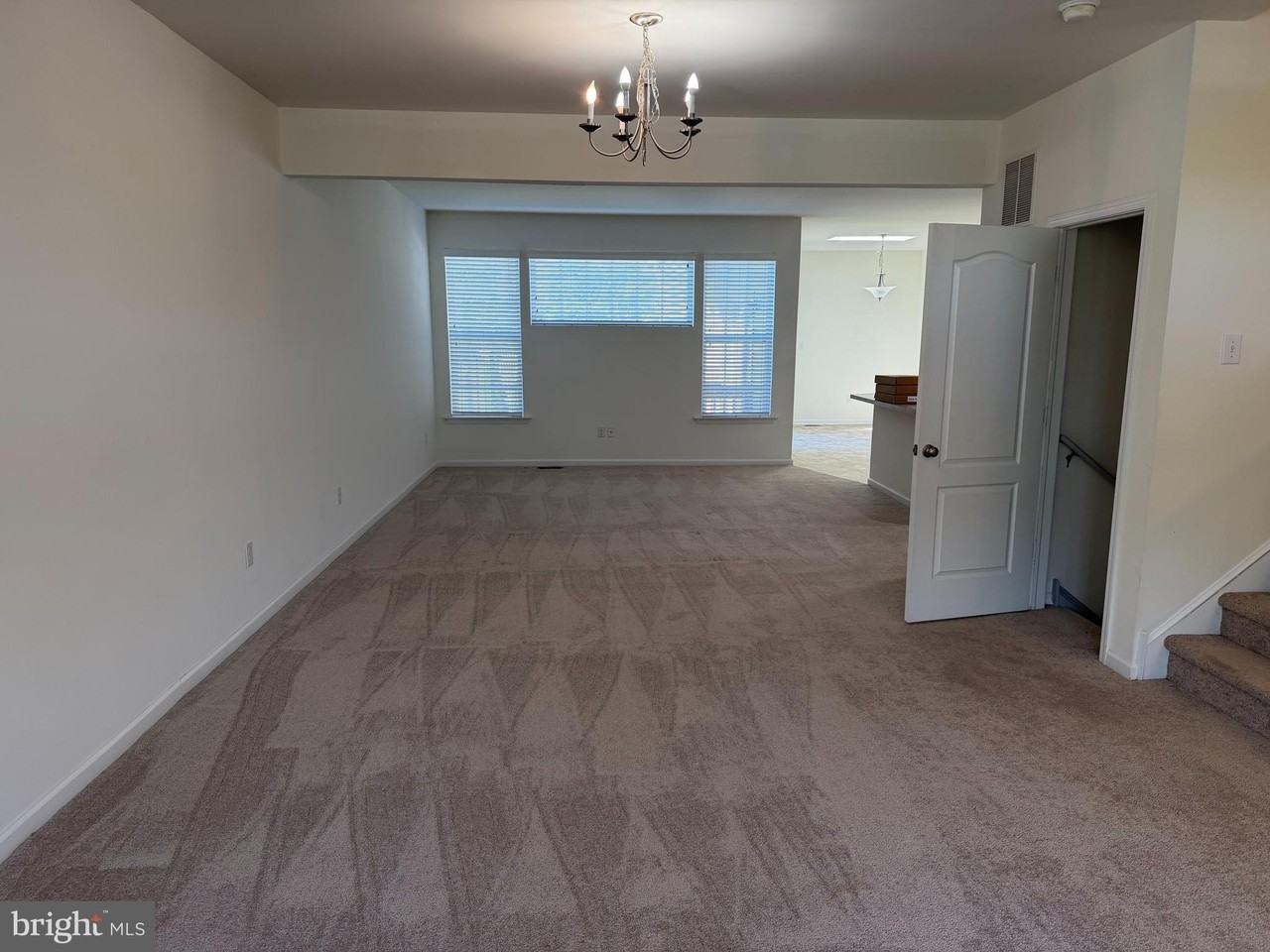 280 N Bayberry Pkwy - Photo 4 of 17