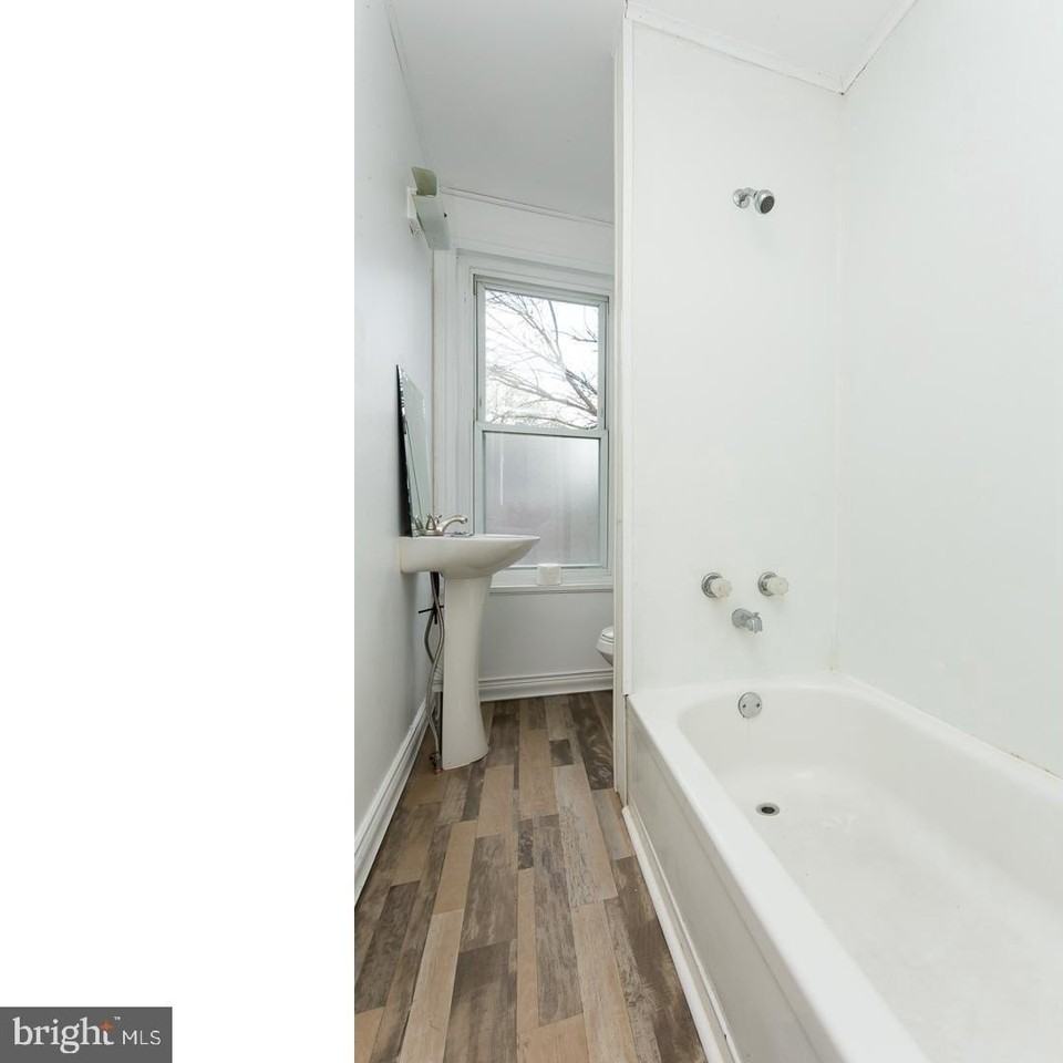 849 Queen St - Photo 2 of 18