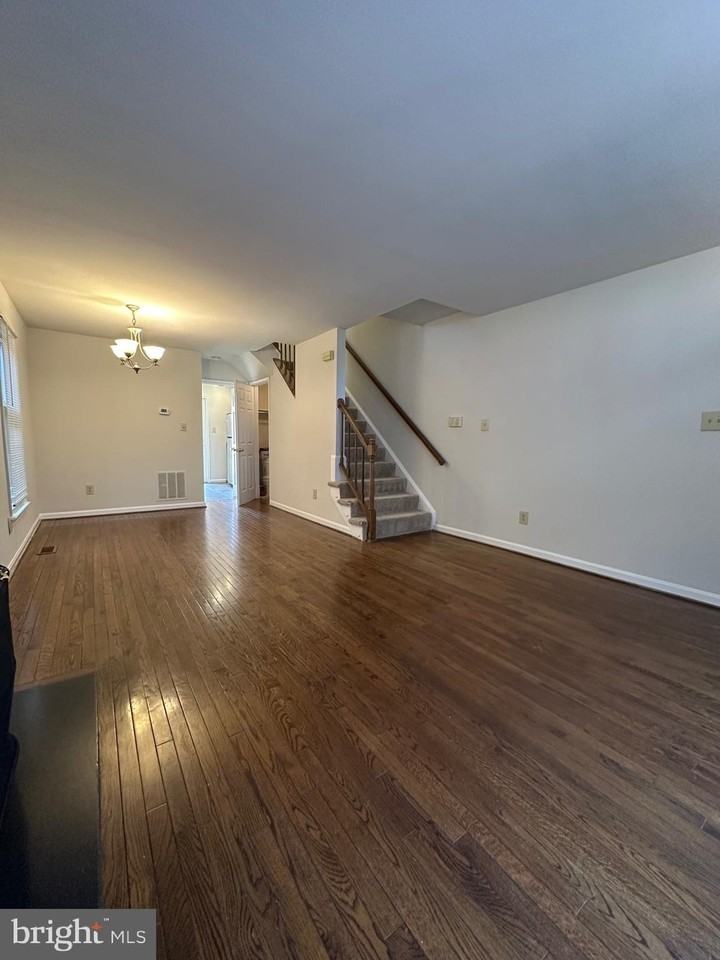 529 Colecroft Ct - Photo 3 of 28