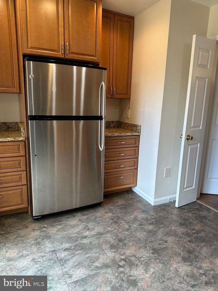 529 Colecroft Ct - Photo 7 of 28