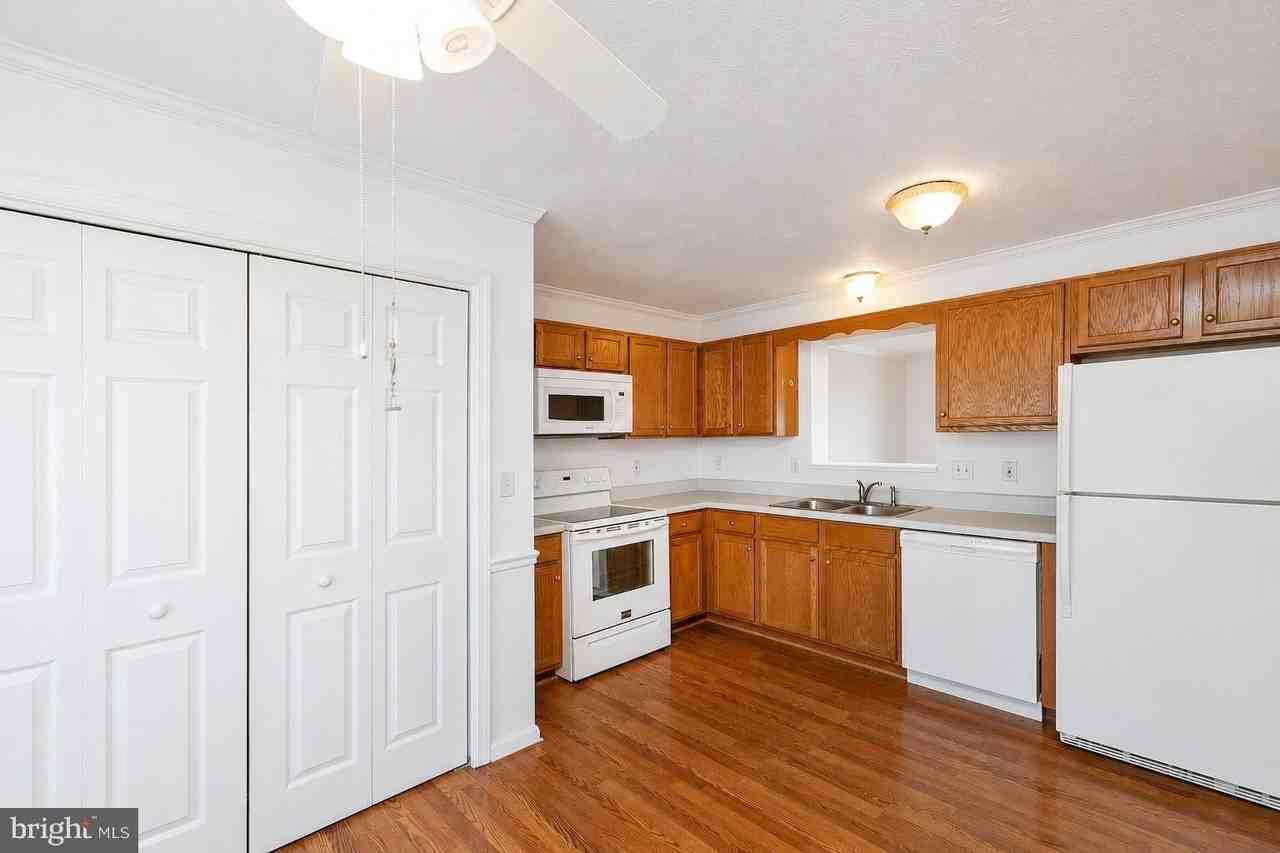 304 Chatham Sq - Photo 4 of 35