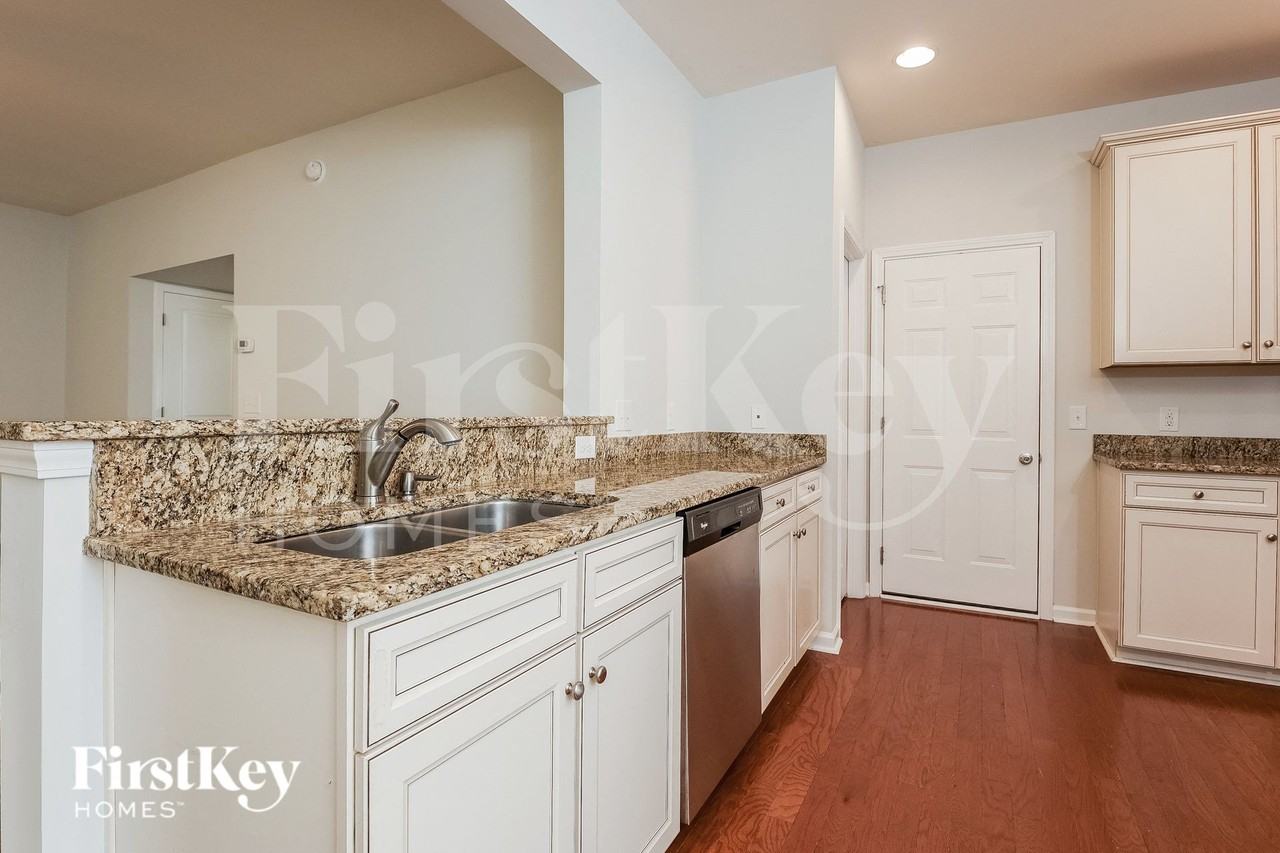 229 Oglethorpe Cir - Photo 7 of 15