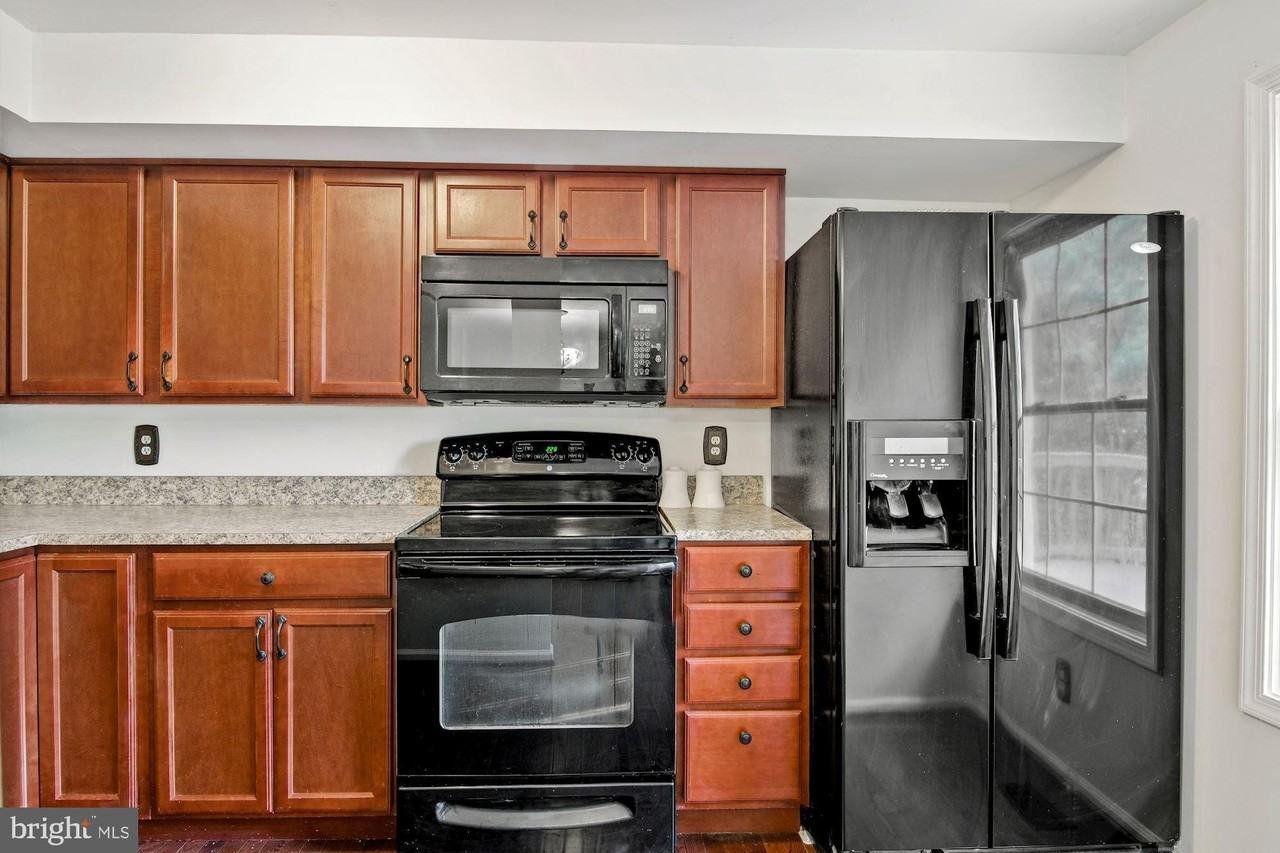 302 Ridgecrest Ct - Photo 3 of 35