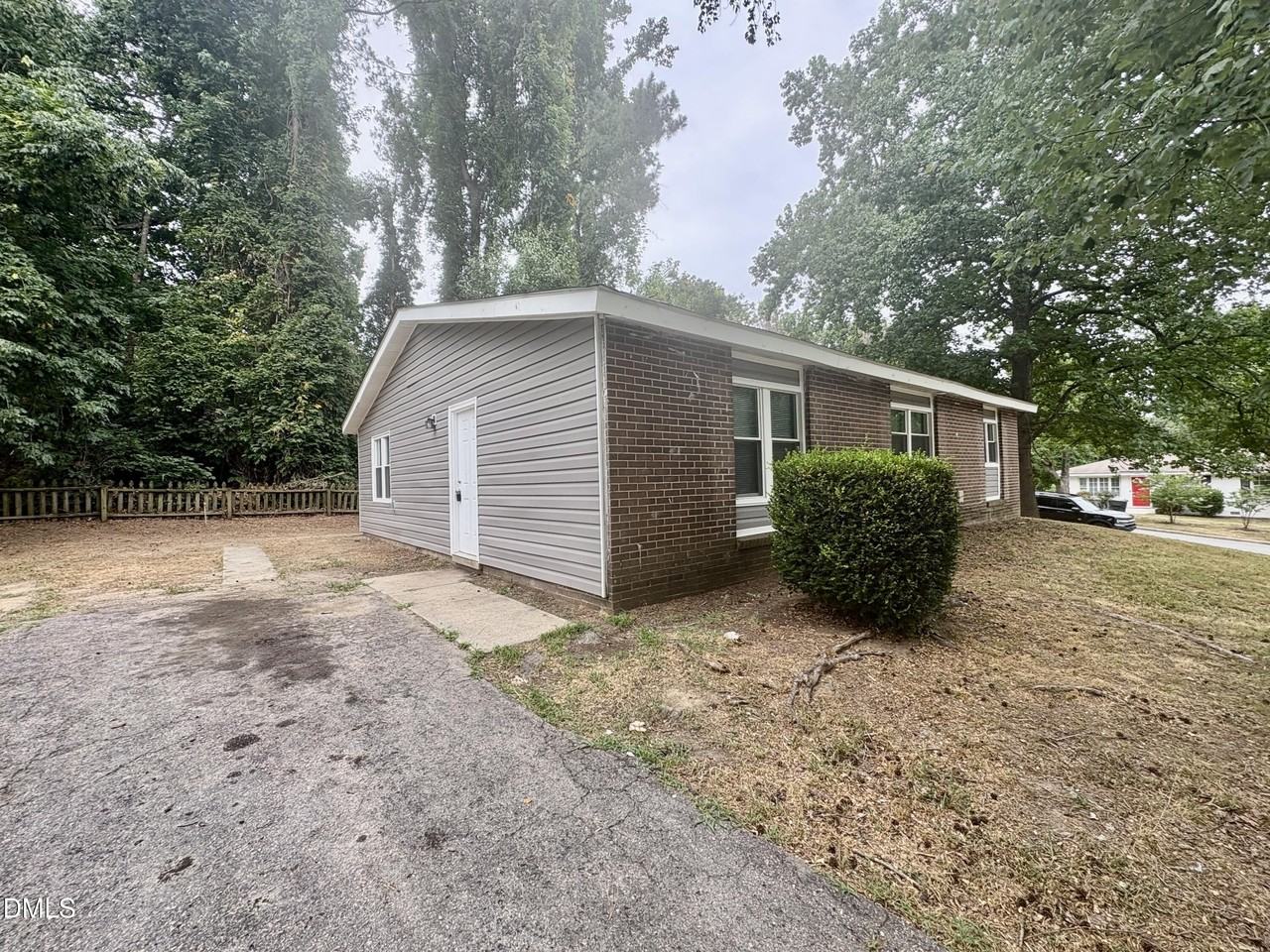 1100 Savannah Dr - Photo 4 of 24