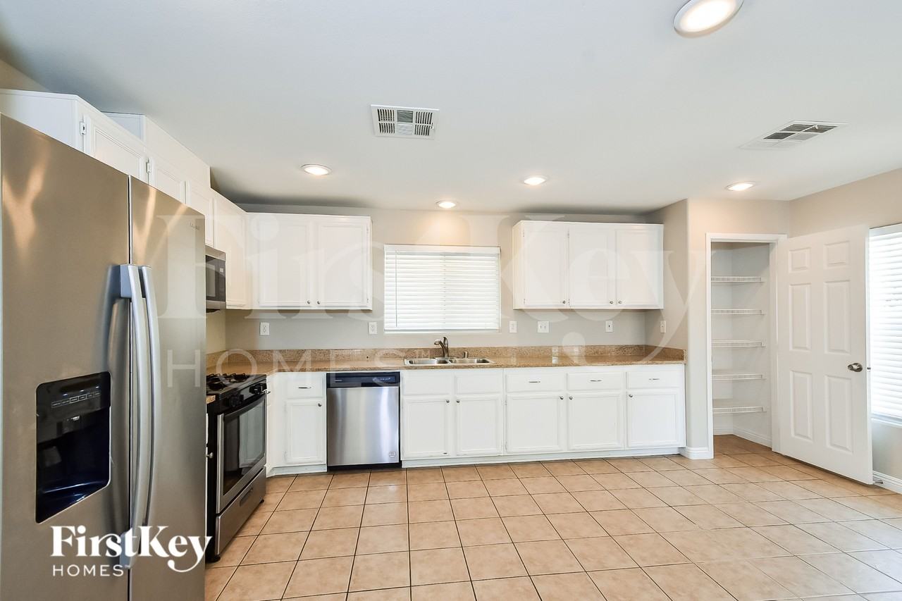 4822 Canary Diamond Ave - Photo 6 of 19