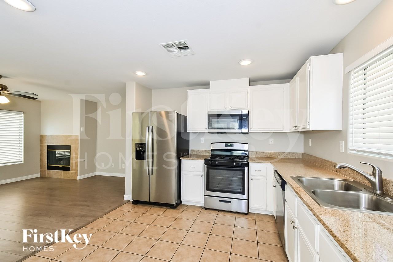 4822 Canary Diamond Ave - Photo 7 of 19