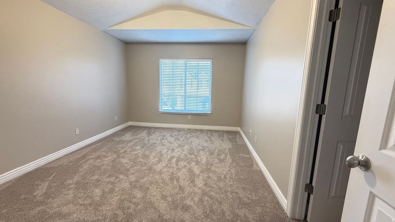 6784 S 950 E - Photo 7 of 11
