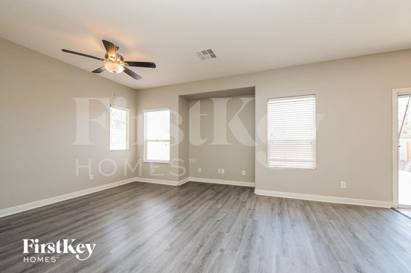 1708 Mizzenmast Ave - Photo 4 of 16