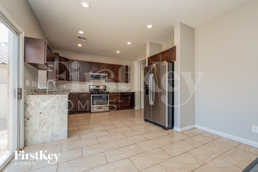1708 Mizzenmast Ave - Photo 5 of 16