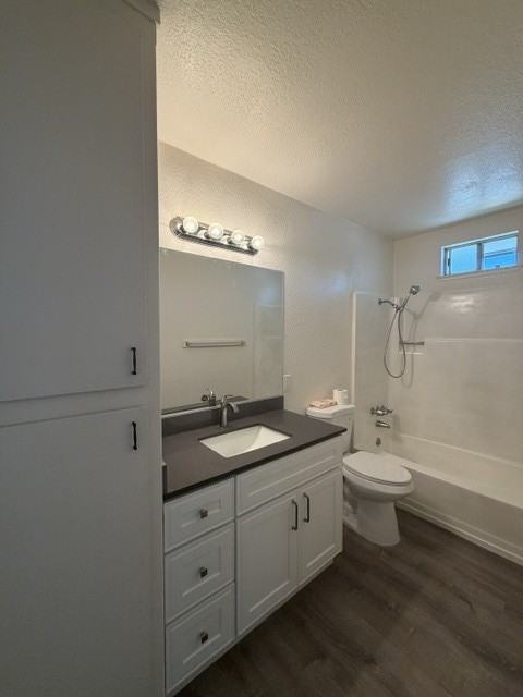 935 Kenwood Avenue - Photo 4 of 12