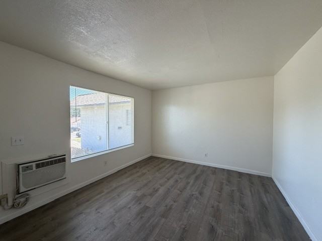 935 Kenwood Avenue - Photo 5 of 12