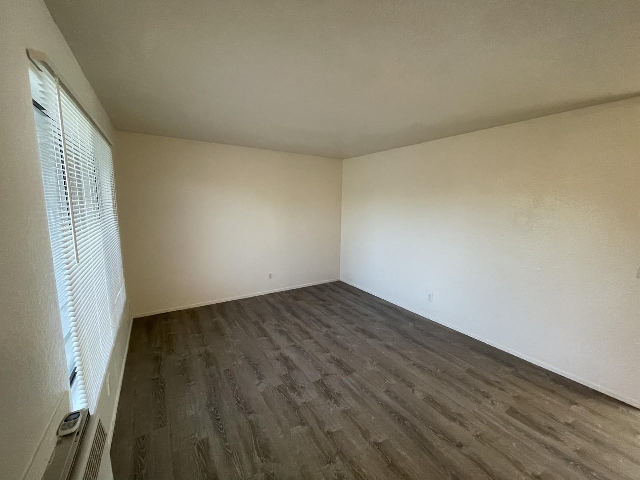 935 Kenwood Avenue - Photo 6 of 12