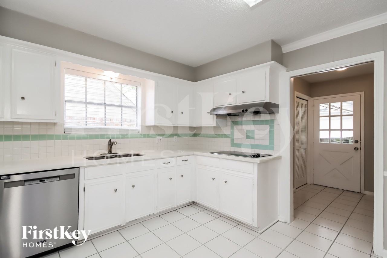 1702 Corral Dr - Photo 4 of 16