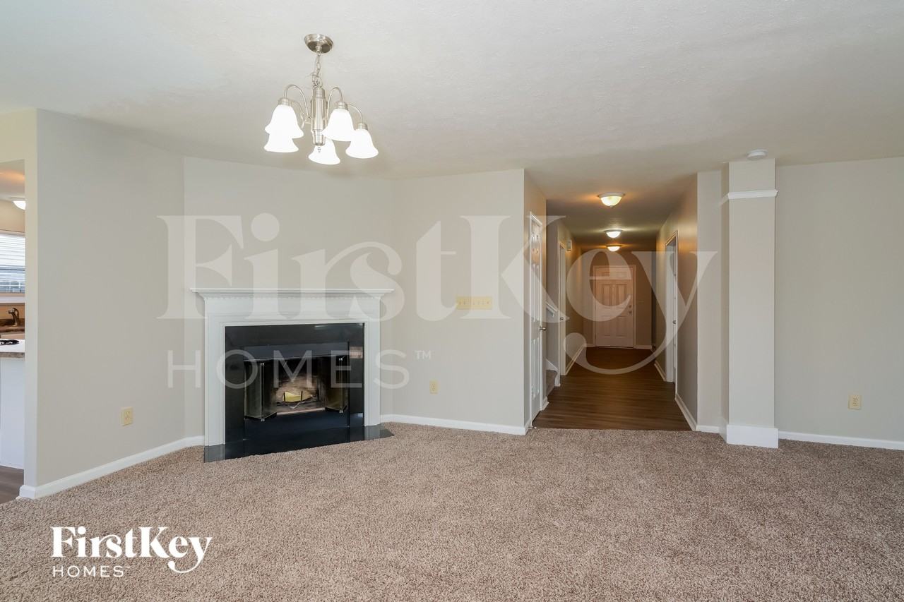 2217 Hampton Dr - Photo 3 of 15