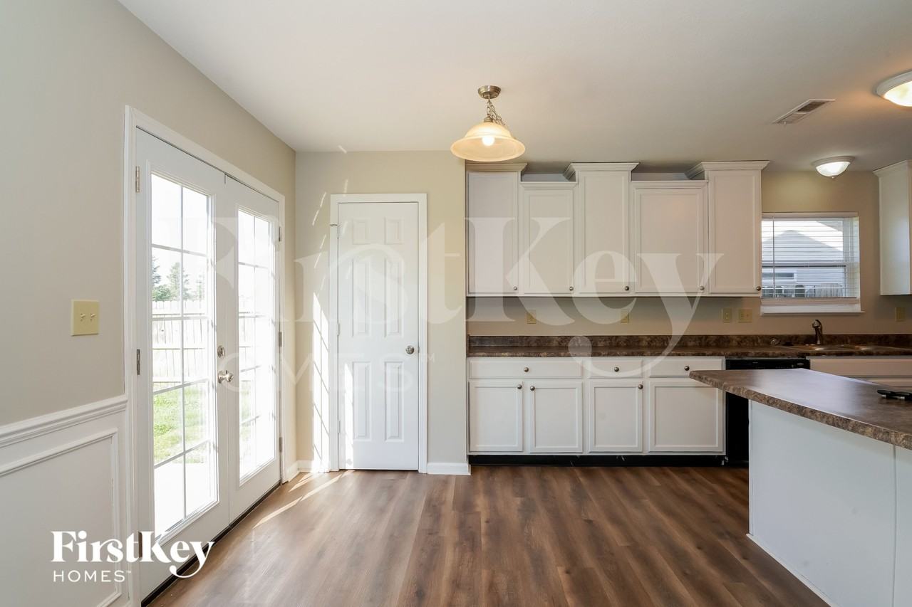 2217 Hampton Dr - Photo 4 of 15