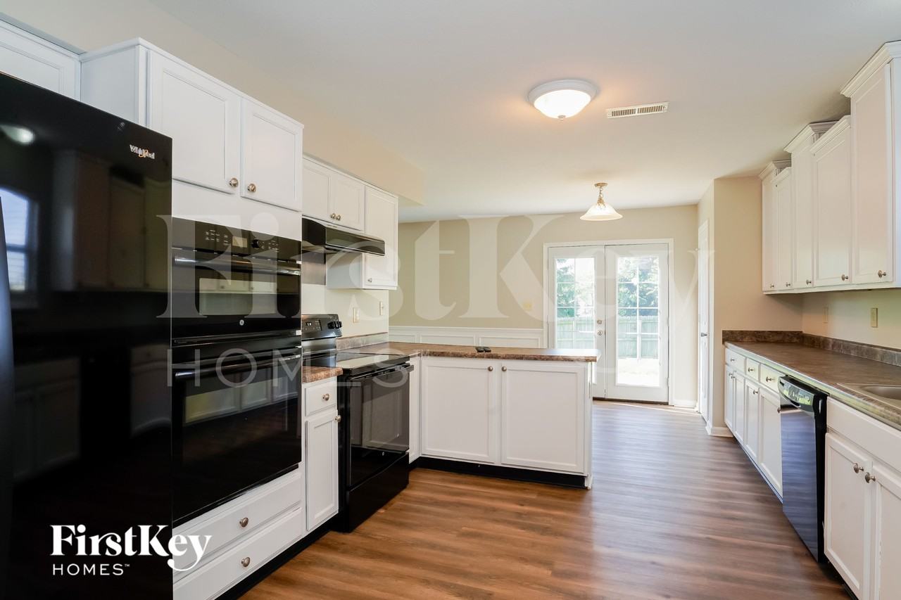 2217 Hampton Dr - Photo 5 of 15