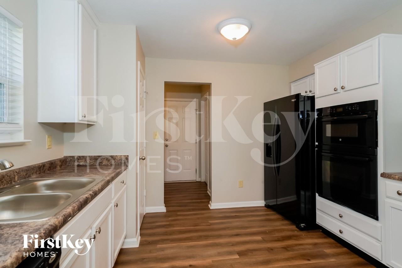 2217 Hampton Dr - Photo 6 of 15