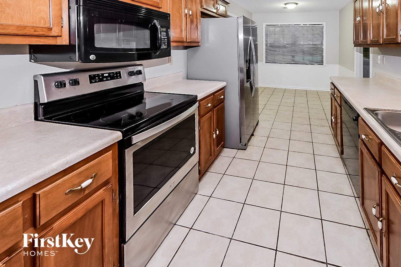 7066 Scepter Dr - Photo 6 of 15