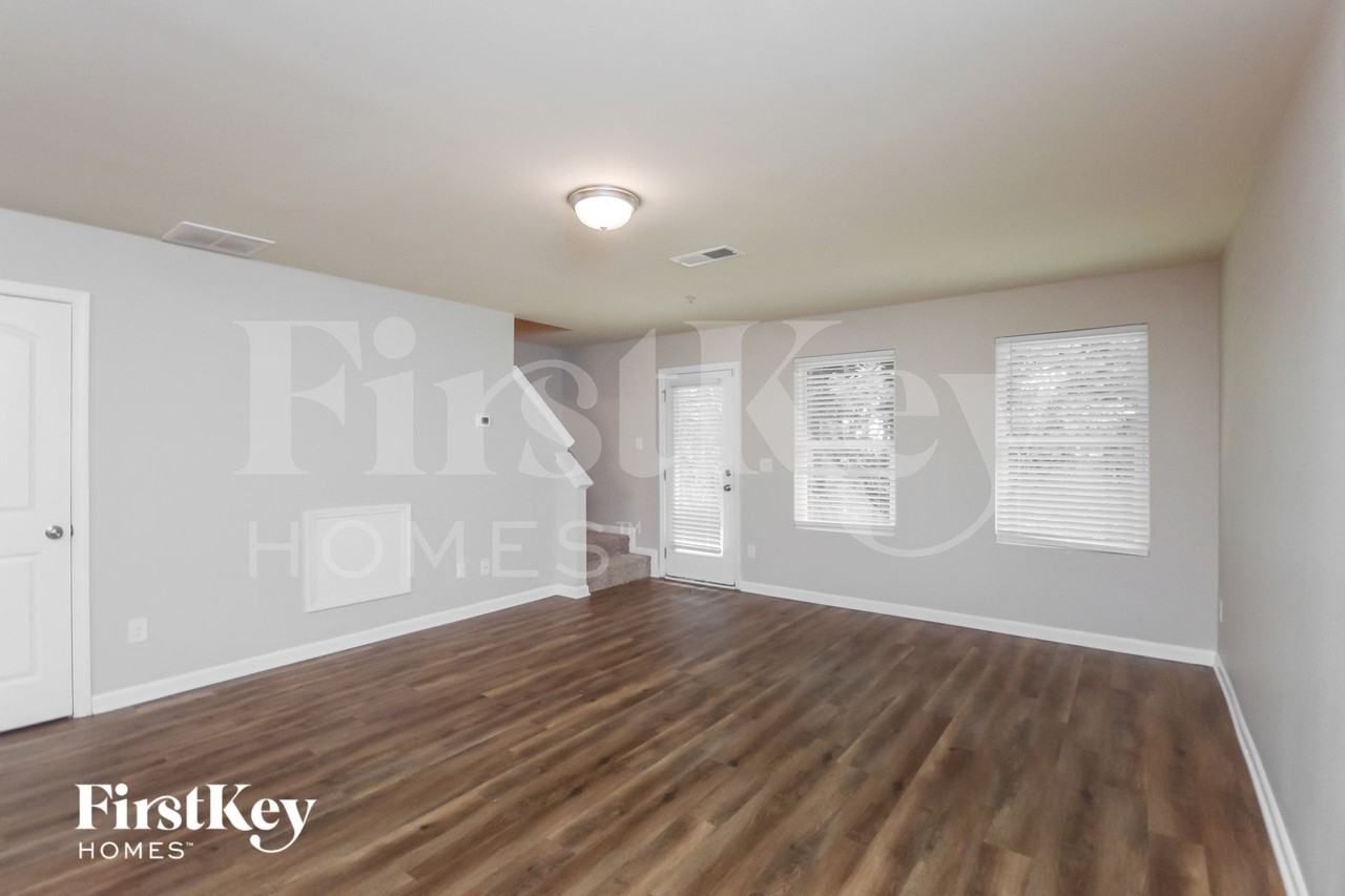 2044 Reavis Blf - Photo 2 of 15