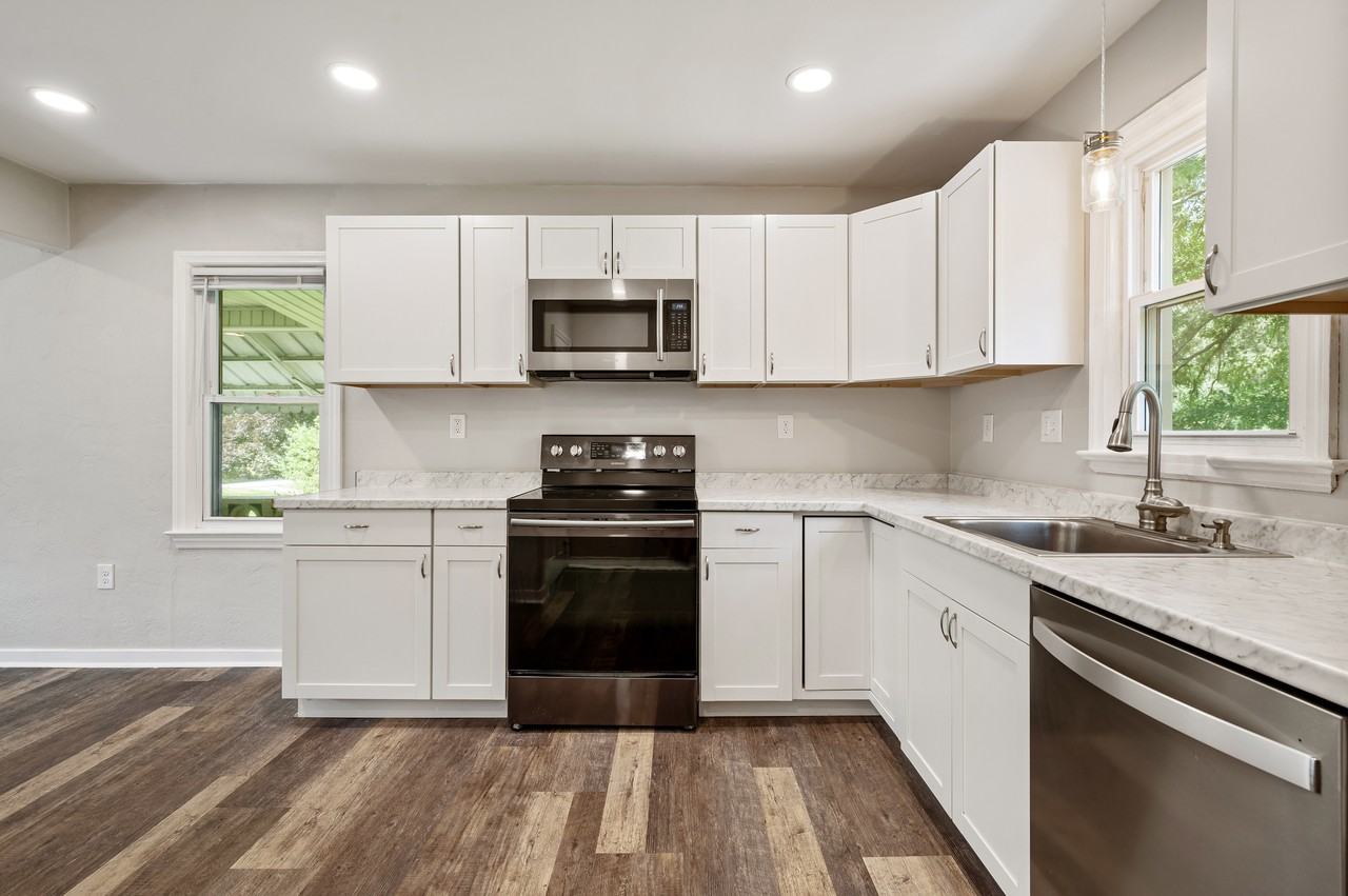 3302 S Park Rd #1 - Photo 4 of 31