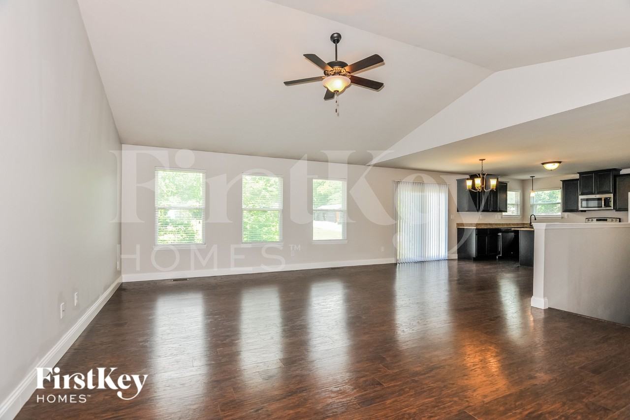 1811 Barclay Trail Dr - Photo 3 of 16