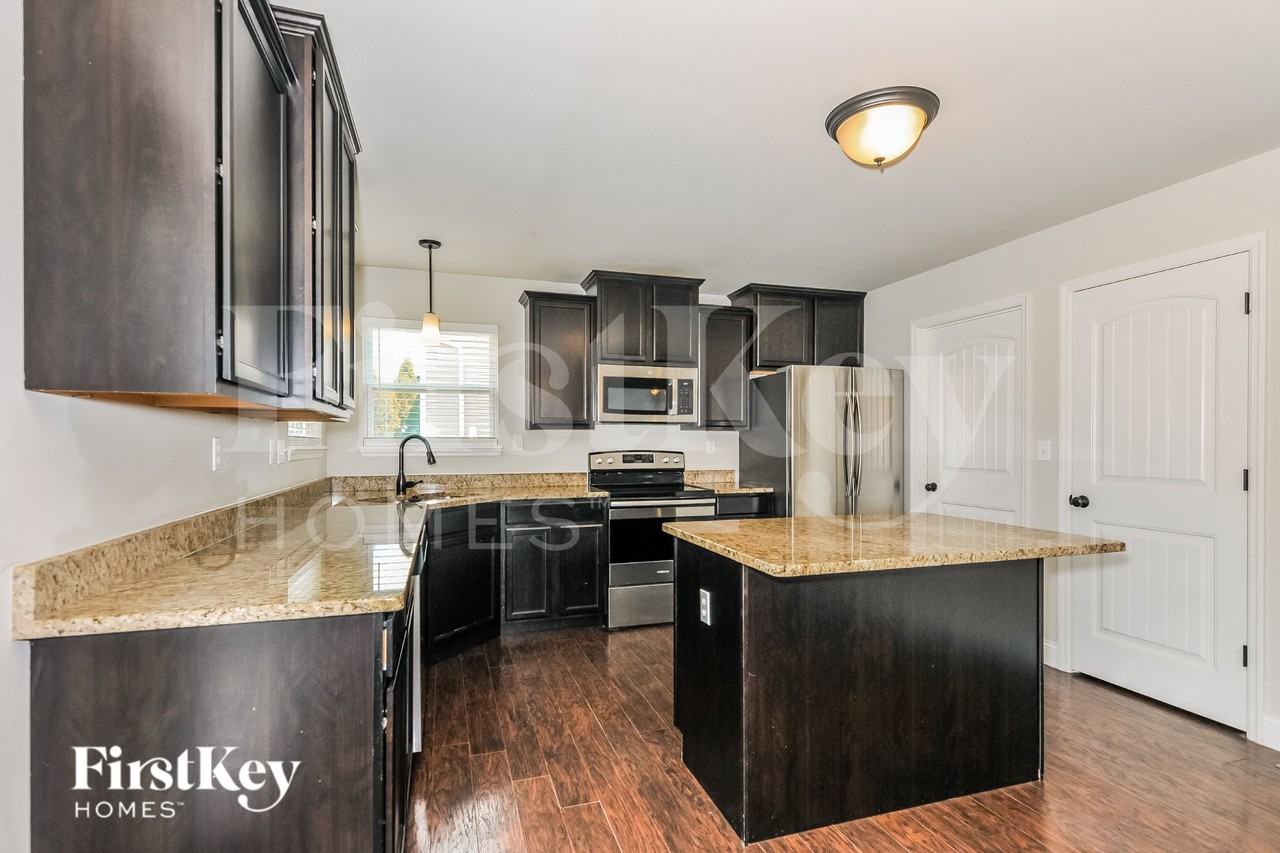 1811 Barclay Trail Dr - Photo 5 of 16