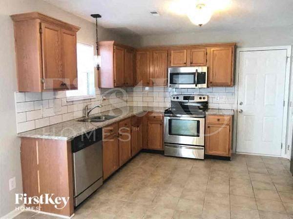 10104 Prosperity Point Ln - Photo 3 of 31