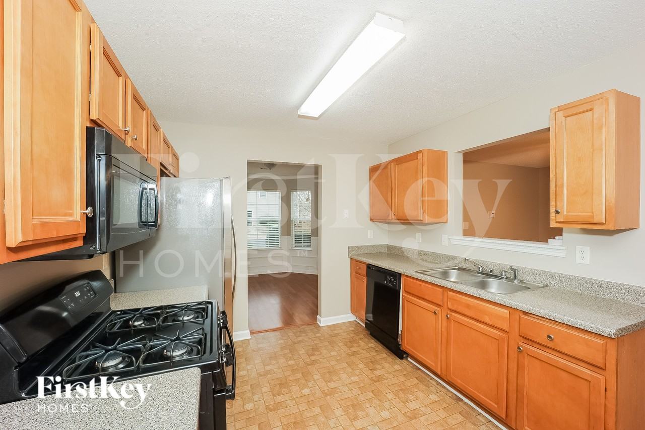 980 Brisley Cir - Photo 6 of 15