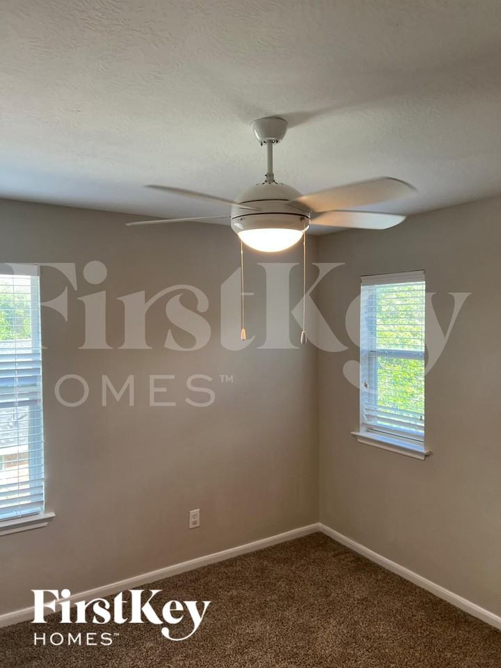 8911 Durham Manor Ln - Photo 4 of 11