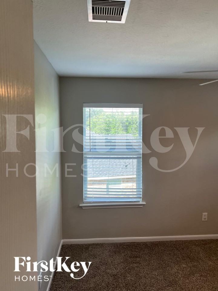 8911 Durham Manor Ln - Photo 5 of 11