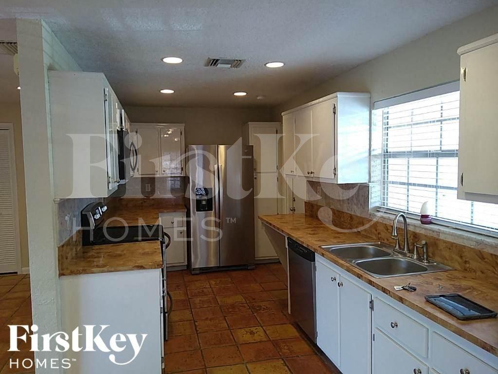 7518 Nw 42nd Dr - Photo 4 of 11