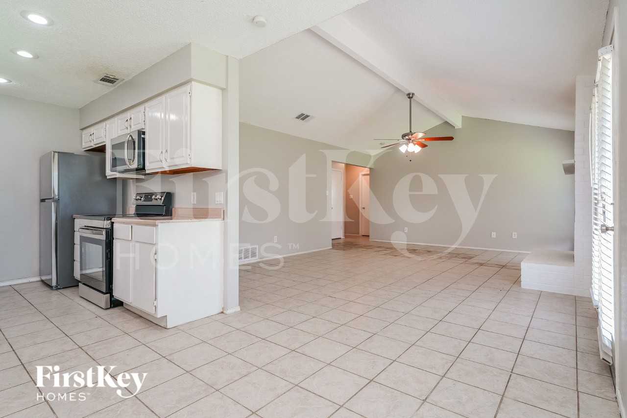 5304 Tamarack Ct - Photo 6 of 19