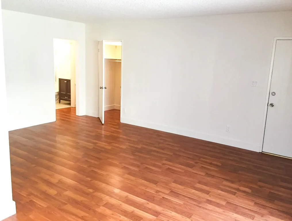 Ambrose Ave 4423 - Photo 6 of 11