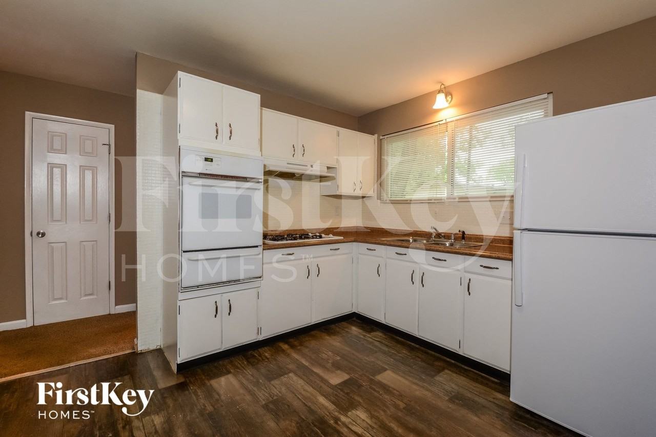 400 Humes Ln - Photo 7 of 15