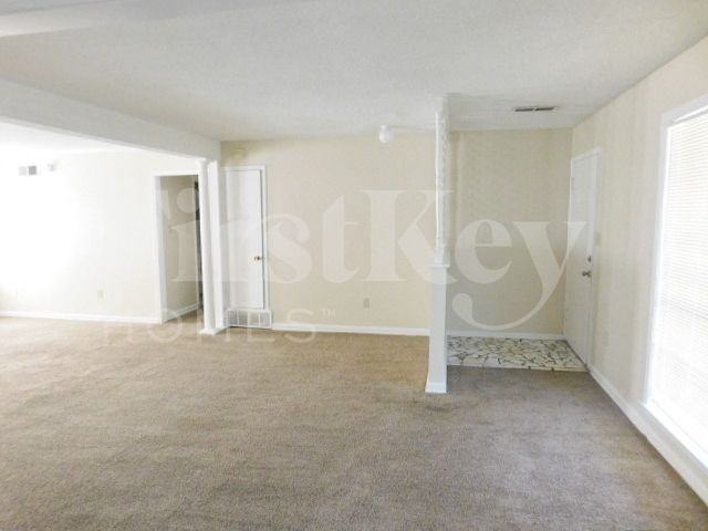 3034 Oak Allee St - Photo 3 of 12