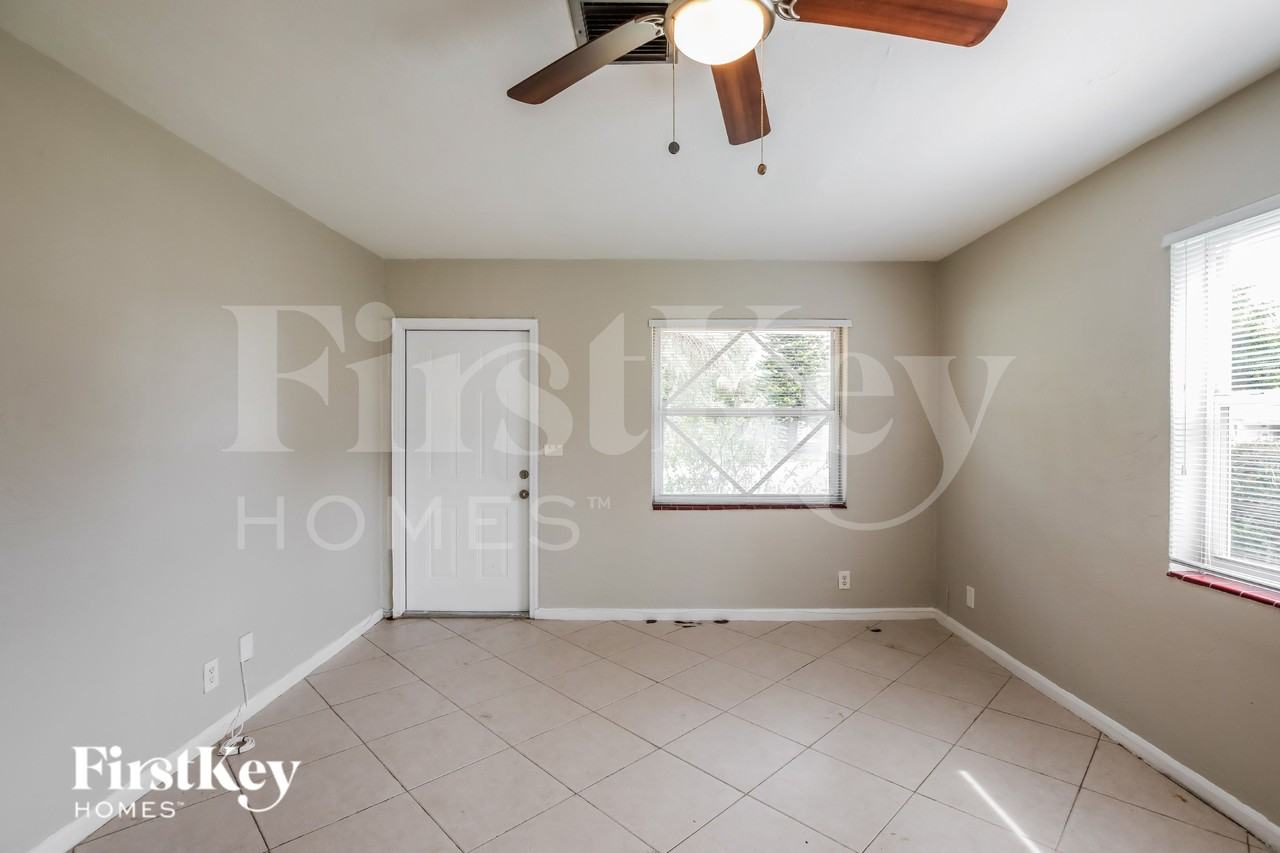 2839 Washington St - Photo 2 of 20