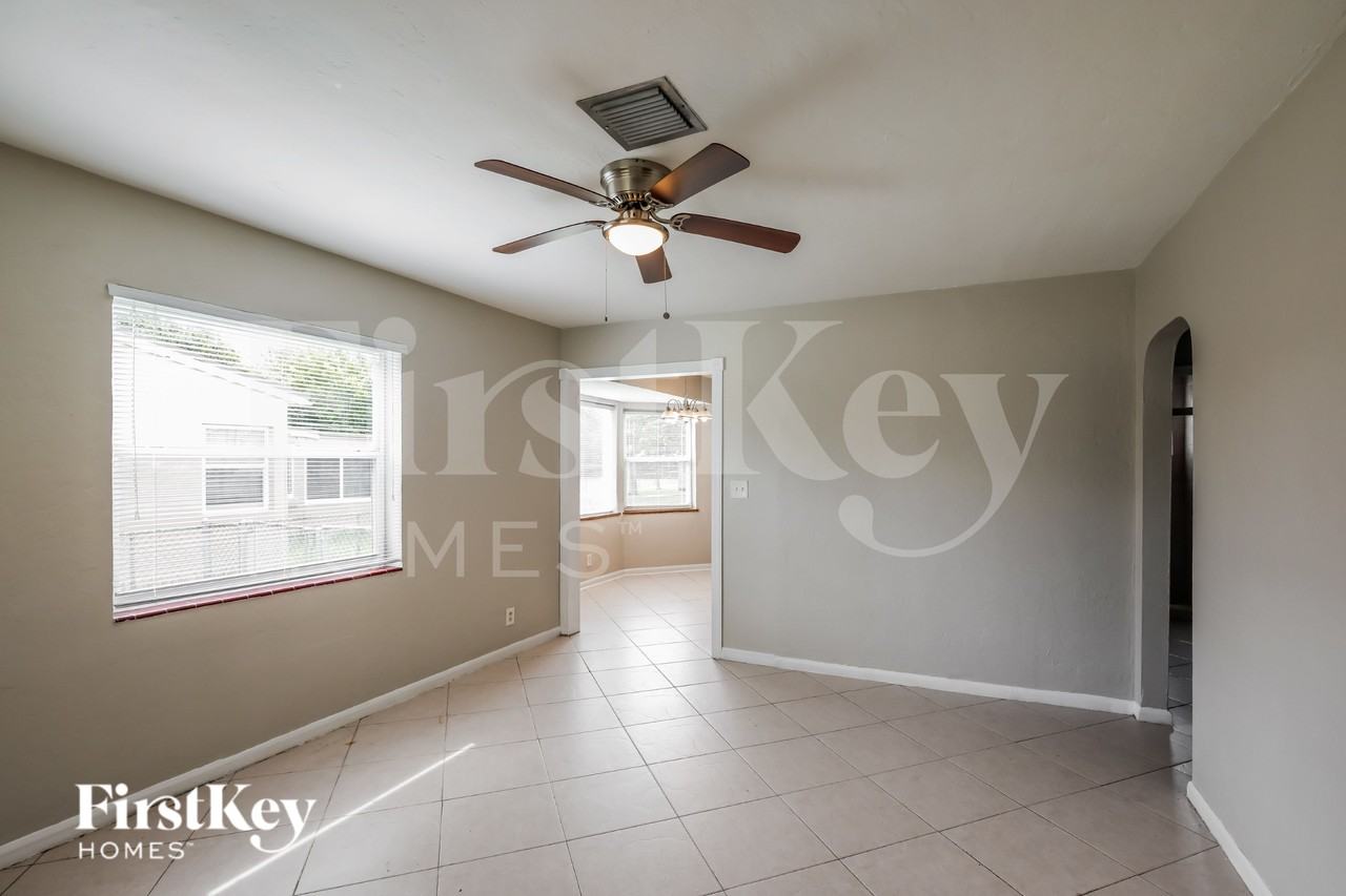 2839 Washington St - Photo 4 of 20