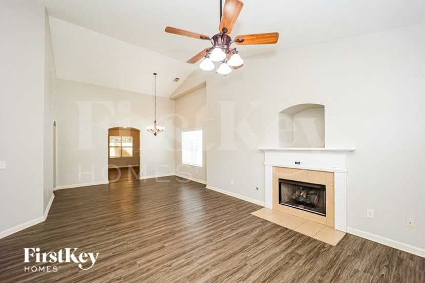 207 Fairgrove Ln - Photo 4 of 16