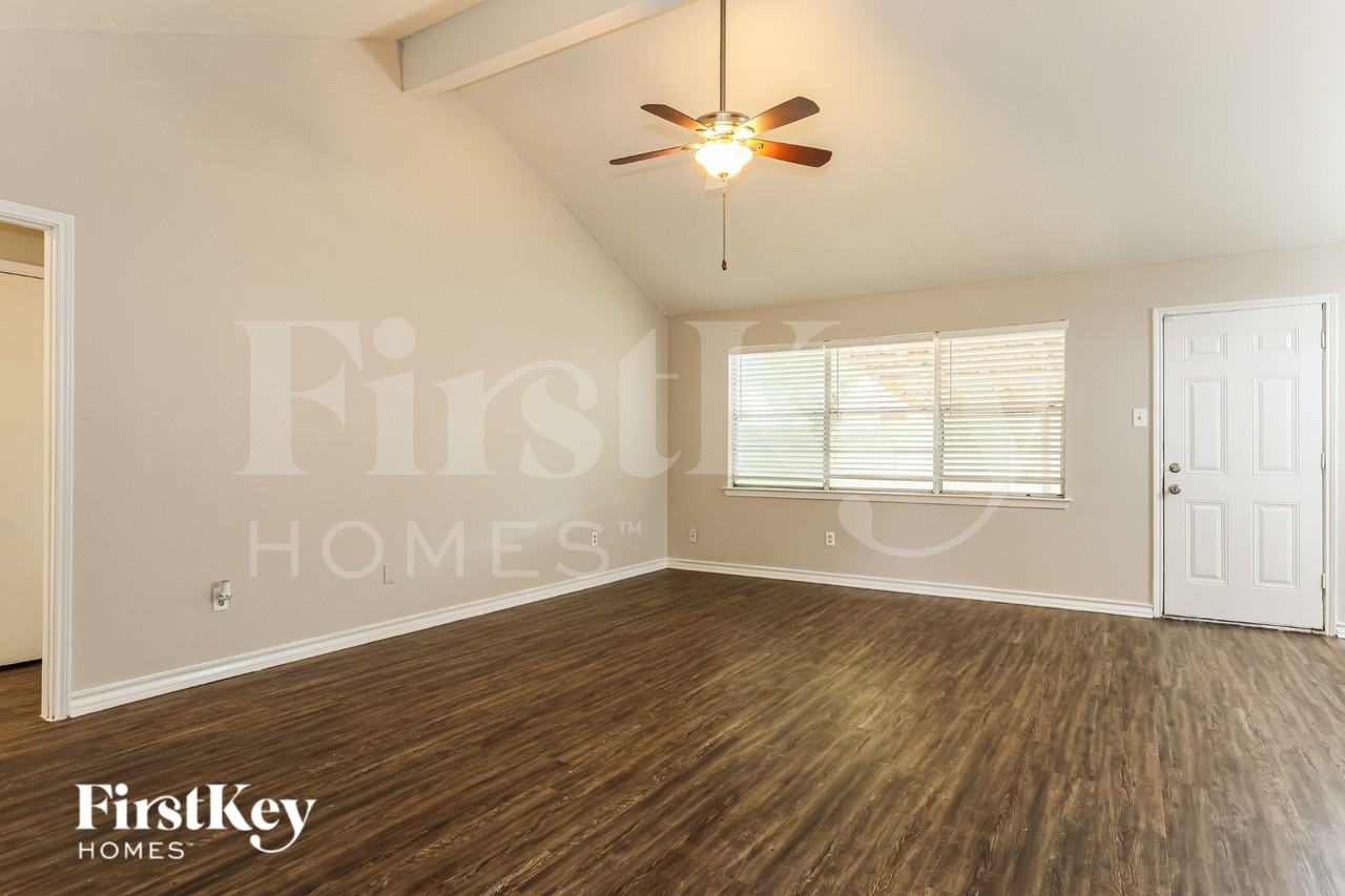 20327 Bridgedale Ln - Photo 3 of 19